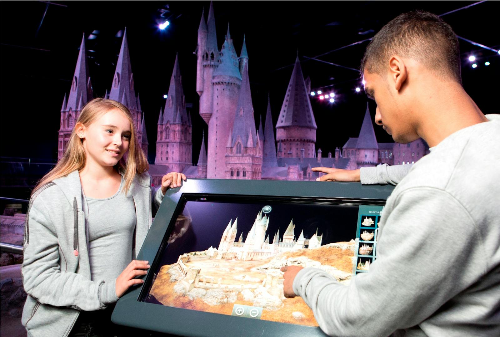 زوار أمام شاشة تفاعلية في The Making of Harry Potter (Warner Bros. Studio Tour)