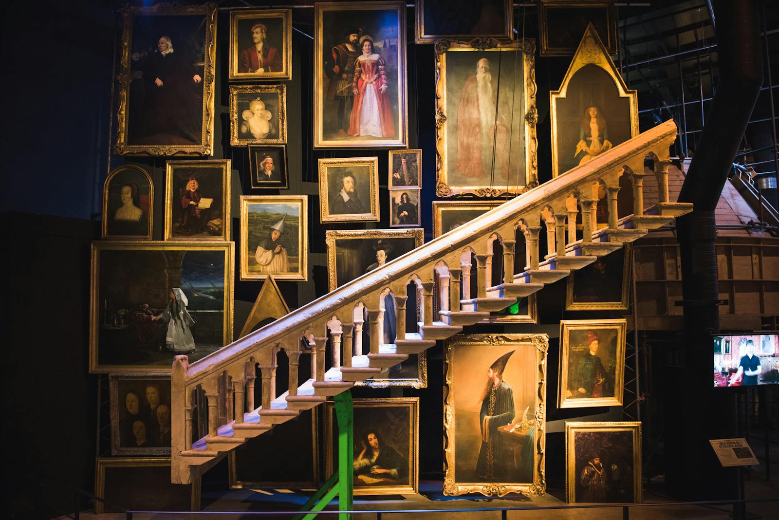 درج خشبي أمام لوحات فنية في The Making of Harry Potter (Warner Bros. Studio Tour)