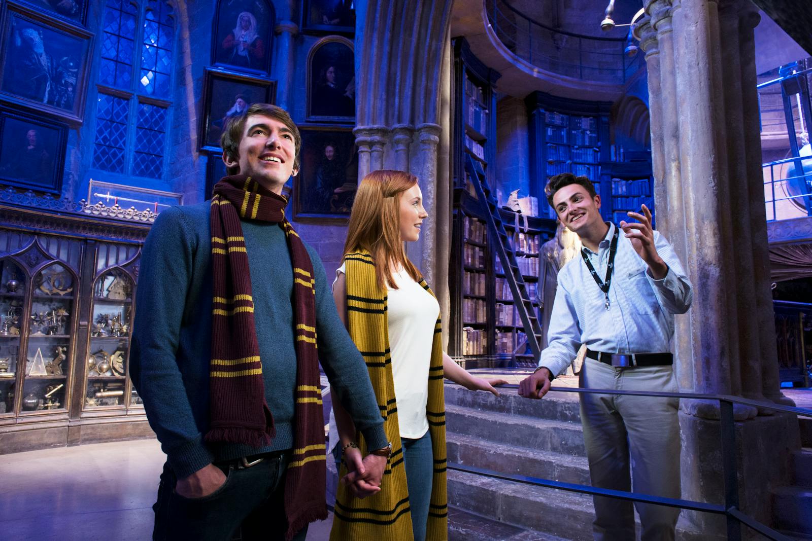 Návštěvníci na prohlídce The Making of Harry Potter (Warner Bros. Studio Tour)