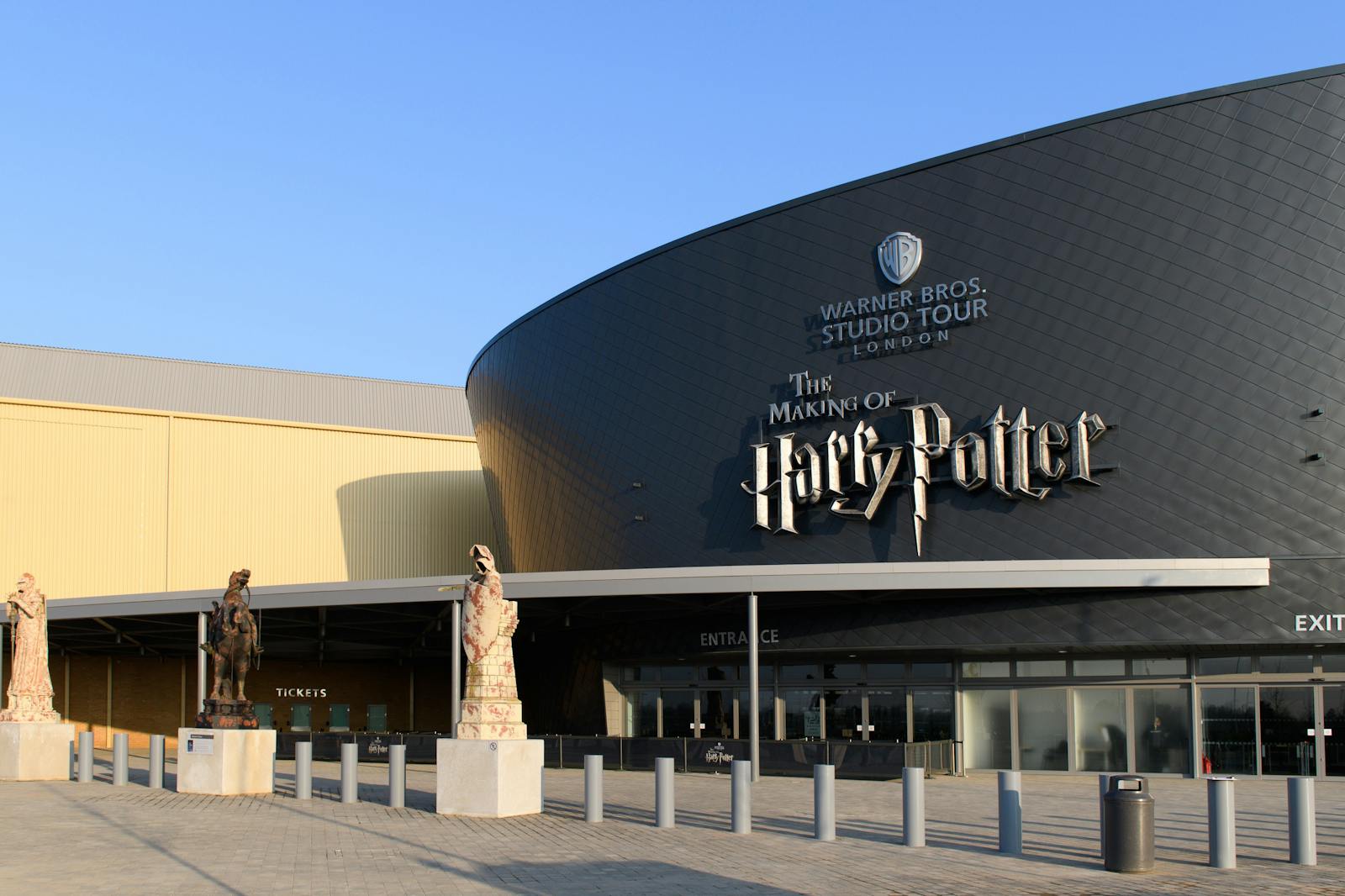 The Making of Harry Potter (Warner Bros. Studio Tour)のモダンなファサード